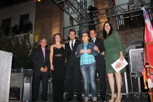 La alcaldesa de Laujar de Andarax, Almudena Morales; y los concejales de su equipo de Gobierno con Nicole Valenzuela, la niña que cantó el "gordo" de