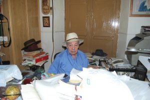 Cristóbal Esteban en su despacho de la calle Emilio Ferrera, donde vive rodeado de libros y de sombreros.