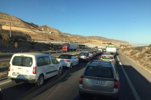 Múltiples vehículos retenidos en la calzada con motivo de las obras del semienlace de Aguadulce a distintas horas del día.
