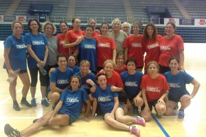 Las chicas del Europa Óptica Almería con Mezquita y Moreno.