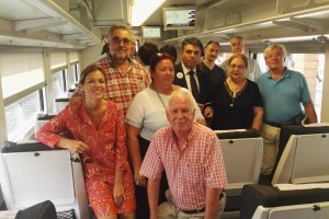 Miembros de la Mesa y políticos en el Talgo VI, el lunes.