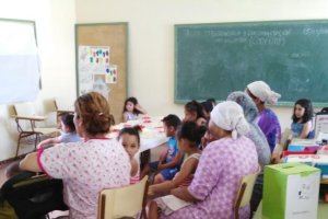 Atención a familias con pocos recursos en un colegio de Las Norias.