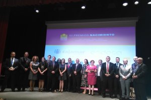 Foto de familia con premiados y organización.