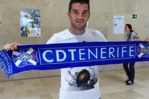 Iñaki Sáenz con la bufanda chicharrera.