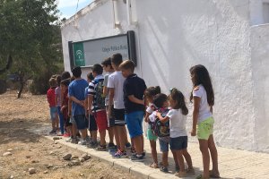 Los alumnos el pasado lunes en la entrada del colegio.