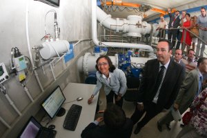 La desaladora  fue inaugurada en 2011 por la entonces ministra Rosa Aguilar.