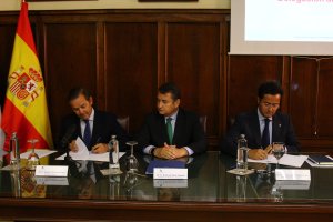 Antonio Sanz, delegado del Gobierno en Andalucía, presidió la firma del convenio entre la Agencia Tributaria y el Ayuntamiento de El Ejido.