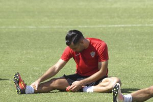 Quique, estirando tras el entrenamiento.
