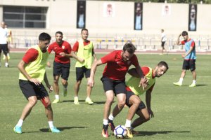 José Ángel aguantando la pelota.