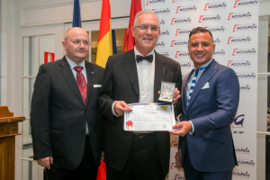 Carlos Ballesta recoge el galardón de manos de Ignacio de Jacob y Gómez y Antonio Gabriel Pérez Mateu.