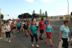 Un grupo de peregrinos por la carretera de Pampanico en dirección a Dalías.