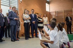 Llegada de la reina al gimnasio del colegio.