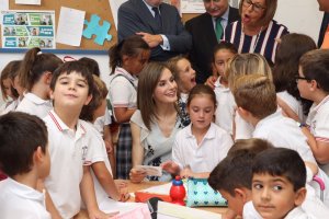 La Reina junto a varios alumnos del centro.