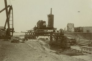 Maquinaria que hizo posible levantar una estructura de hierro que hoy persiste.