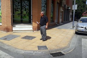 Una de las aceras  de El Zapillo donde el PSOE pide un tratamiento antideslizante.