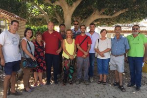 Afectados de la barriada de Los Lobos por las expropiaciones de la tortuga mora junto al alcalde de Cuevas, Antonio Fernández, y la diputada Sonia Fe