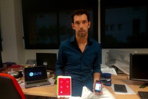 Cristóbal Camenforte posa mostrando la app de LA VOZ creada por Aura Tecnológica.