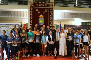 Góngora posa con los premiados de la edición 2015.