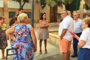 La concejal del PSOE rodeada de los vecinos de la zona durante su visita.