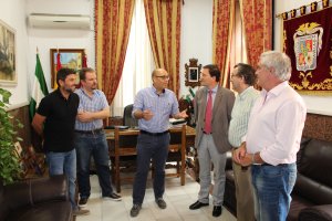 Alcalde y concejales junto a los responsables de carreteras en la reunión.