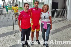 Los padres de Jairo con el fenómeno del triatlón.