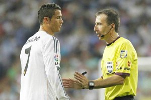 Borbalán habla con Cristiano Ronaldo en un partido.