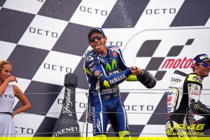 Valentino celebra su tercer puesto en Silverstone.