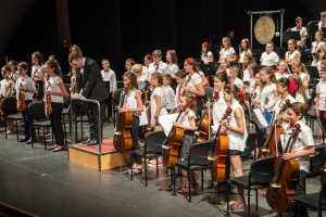 La Orquesta Infantil está integrada por niños y niños desde los ocho años de edad.