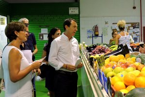 Visita del portavoz del PSOE en el Ayuntamiento, Juan Carlos Pérez Navas, al Mercado de Los Ángeles