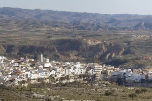 El resort  se proyecta en los terrenos rústicos que se ven al frente de Sorbas.
