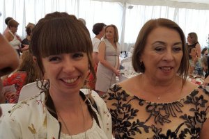 Pilar Herrero (derecha) con su hija en la despedida que le prepararon sus compañeros.