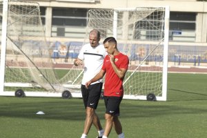 Fernando Soriano hablando con Quique González.
