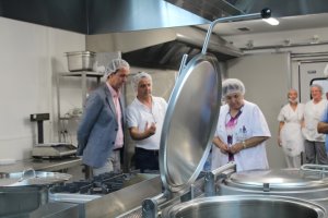 El delegado de Salud, José María Martín, durante su visita a una de las zonas mejoradas del centro.