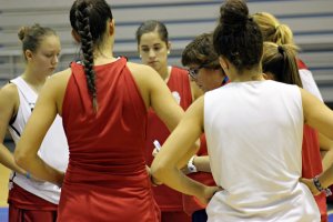 Pilar López Alcoba hablando con sus jugadoras.
