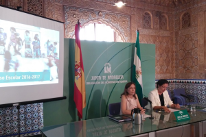 La delegada de Educación, Francisca Fernández, y la delegada del Gobierno, Gracia Fernández en rueda de prensa.