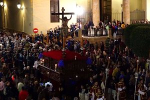 El Cristo de la Buena Muerte en la Plaza Constitución de Berja en su recorrido por las calles principales.