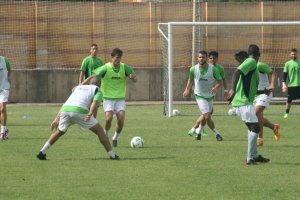 Los jugadores celestes se preparan para la batalla.
