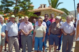 Vecinos de Los Lobos concentrados contra la expropiación.