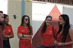 Imagen de la concejal Inés Plaza con algunas de las jugadoras del CD Estudiantes