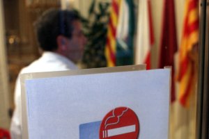 Cartel que informa sobre el acceso a una zona sin humo.