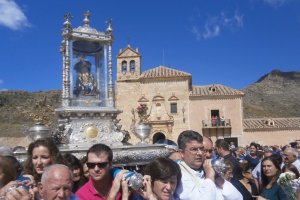 La Virgen del Saliente frente a su santuario.