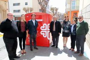 El alcalde de El Ejido y la concejala de Servicios Sociales junto a los responsables de Cáritas el pasado mes de abril, cuando se instalaron los cont