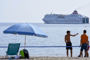 Barco  de Trasmediterránea ayer frente a la playa de San Miguel en Almería.