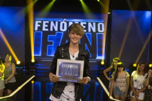 Aitor Sáez, tras la final de ‘Fenómeno Fan’ con el premio que le acredita como ganador. (Foto: Grupo ZZJ)