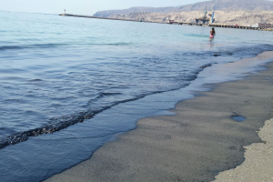 El vertido de aceite se aprecia al llegar a la orilla en la playa de San Miguel
