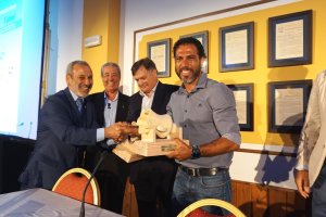 El alcalde de Vera entregó un obsequio a Ortiz Bernal.