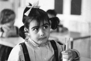La niña Victoria Abad Ferrer (hoy reconocida pintora), cuando era alumna del colegio de las Jesuitinas, a mediados de los años sesenta, retratada por