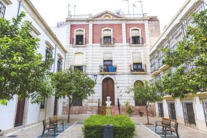 La plaza del Maestro Rodríguez Espinosa con el busto de Lorca.