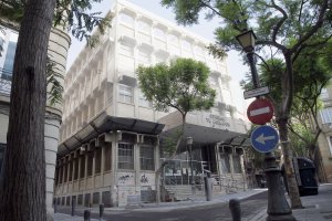 El edificio de Correos, junto a la Plaza del Educador, fue construido en 1970 sobre los cimientos del añorado Colegio de Jesús obra de Trinidad Cuart