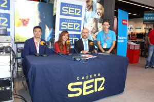 Víctor Ángel Hernández, director Regional Zona Este; Rosa Ortiz, periodista de La Cadena SER El Ejido; Luis Hernández, director de Márketing España; 